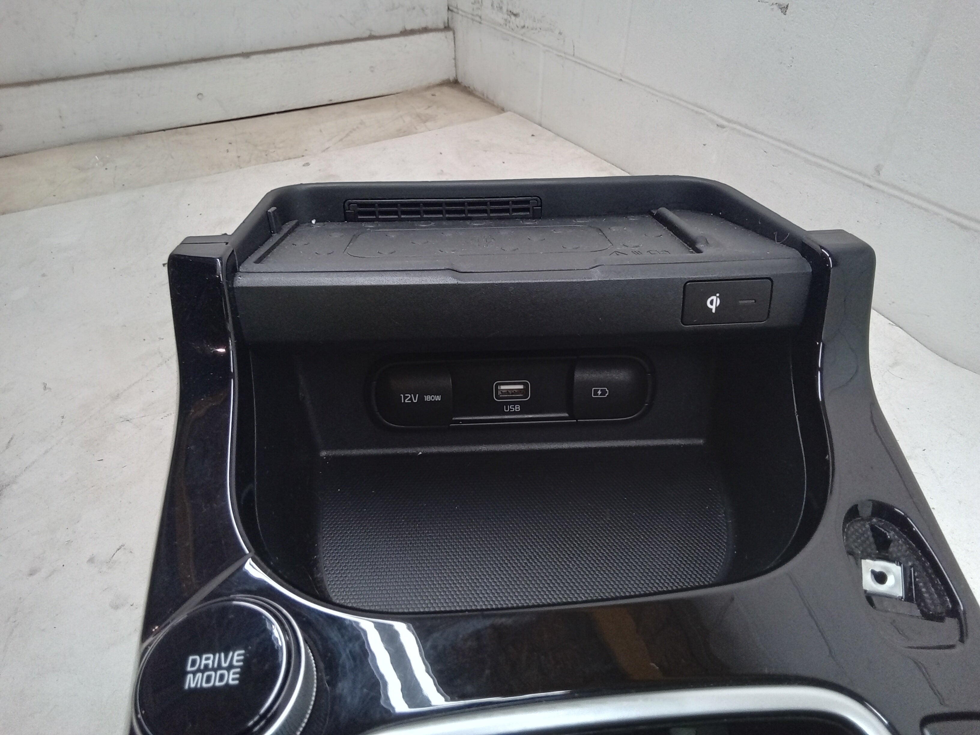 USB 21 Ports Console Pre-Owned OEM Seltos And Phone (Good) W/ Charger Floor Kia Center