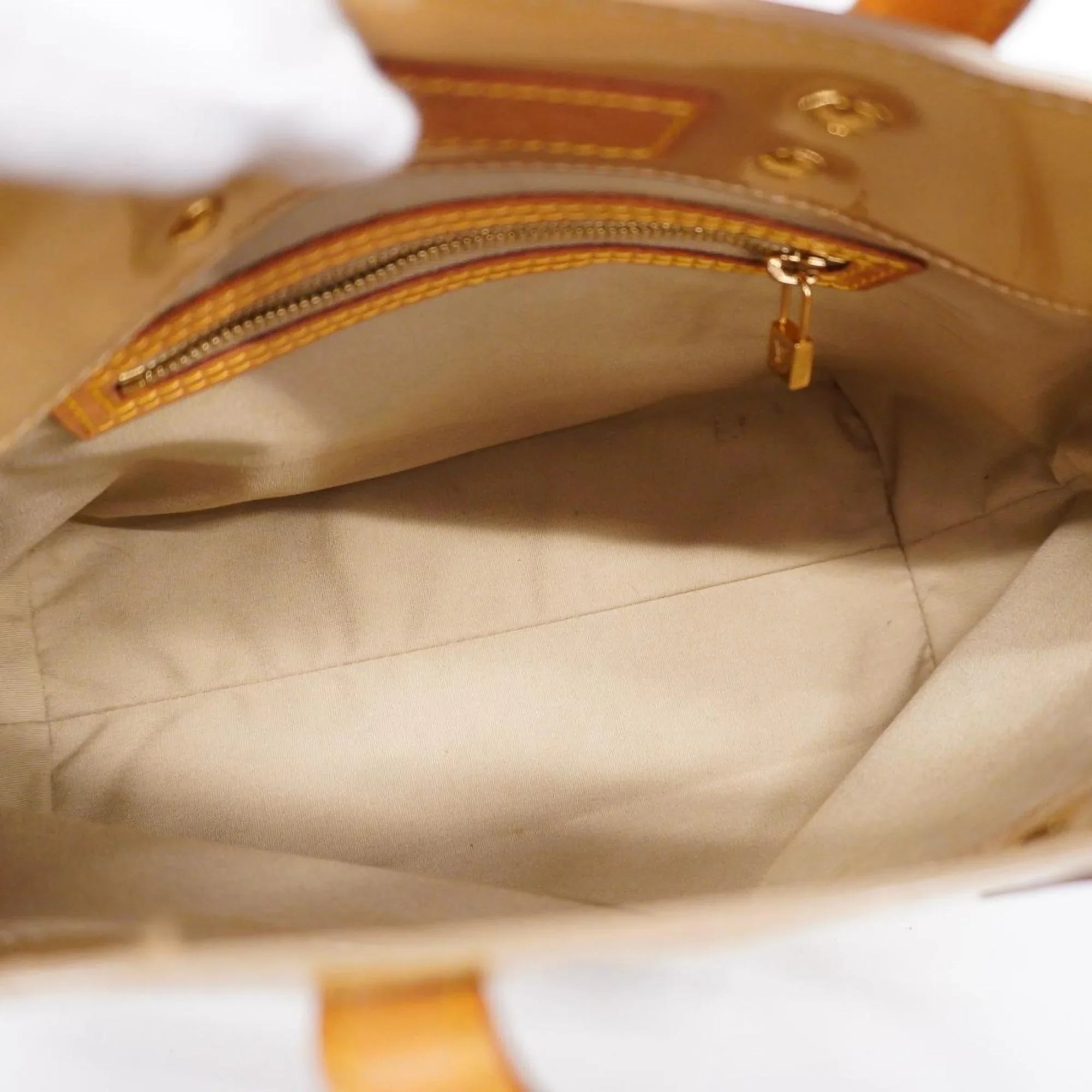Women's Reed Pre-Owned Louis PM Beige Vernis (Good) Handbag Vuitton M91144
