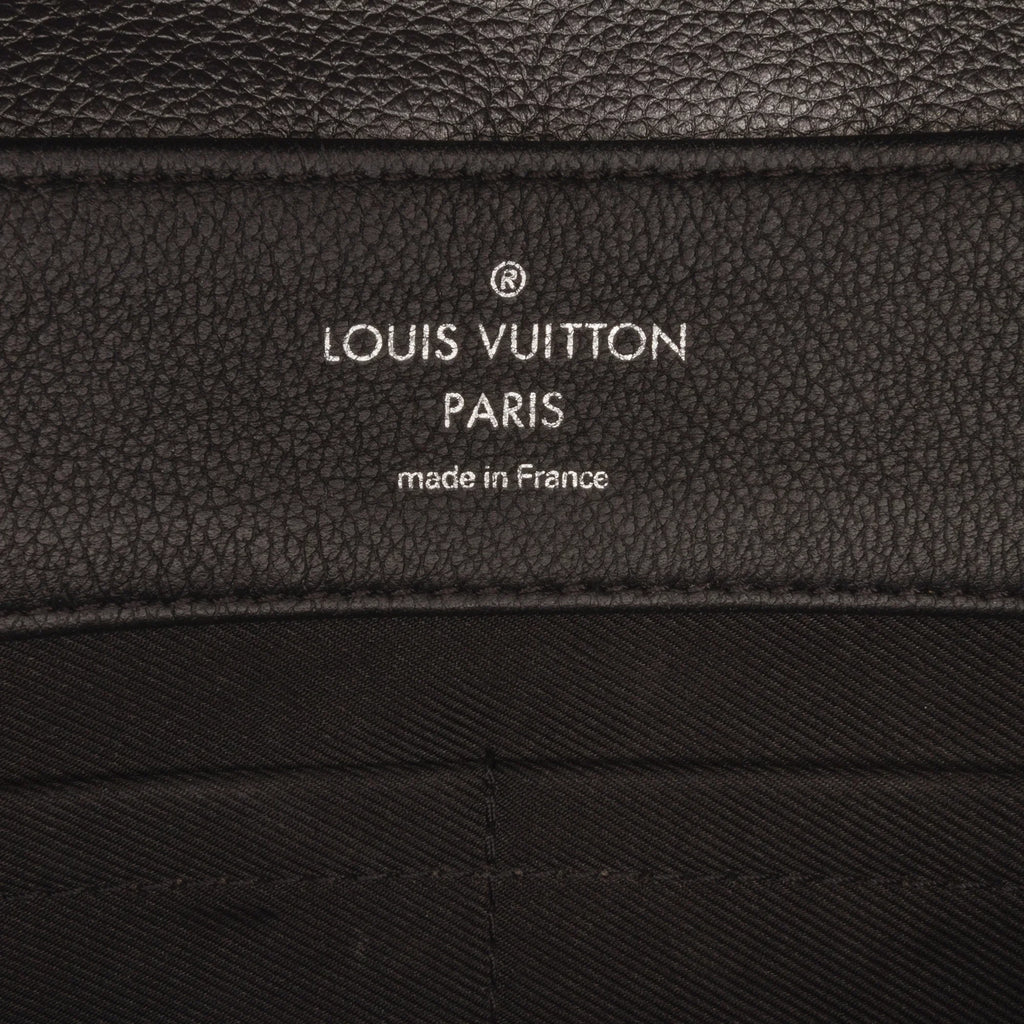 Leather Authenticated (Good) Gray Calf Pre-Owned Vuitton LockMe II Satchel Louis Unisex Eyelet