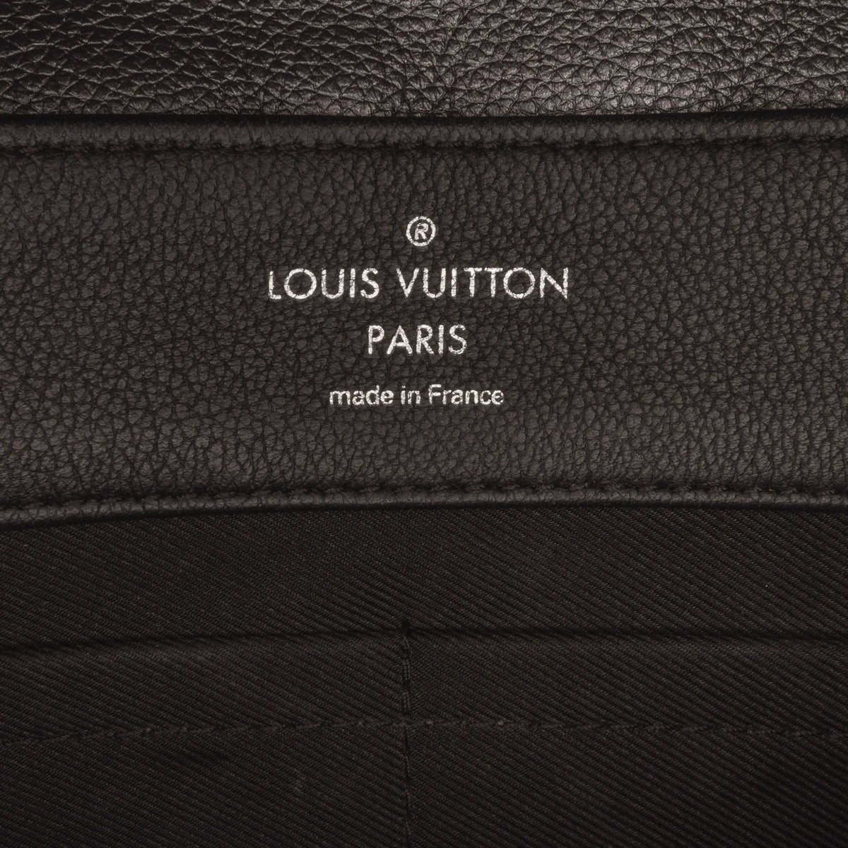 Leather Authenticated (Good) Gray Calf Pre-Owned Vuitton LockMe II Satchel Louis Unisex Eyelet