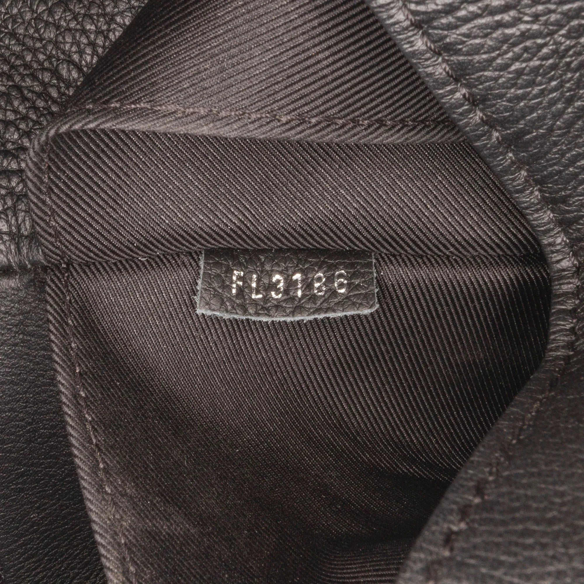 Leather Authenticated (Good) Gray Calf Pre-Owned Vuitton LockMe II Satchel Louis Unisex Eyelet
