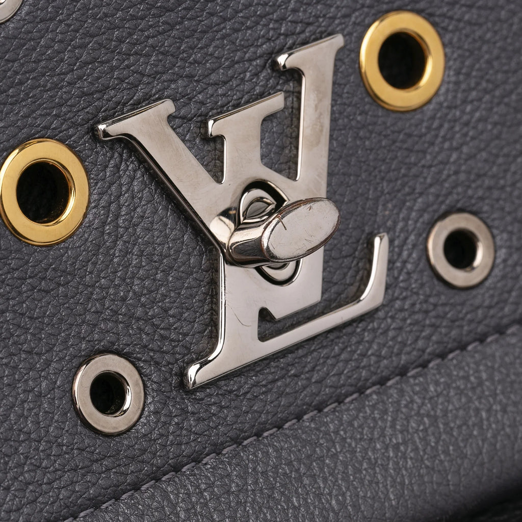 Leather Authenticated (Good) Gray Calf Pre-Owned Vuitton LockMe II Satchel Louis Unisex Eyelet