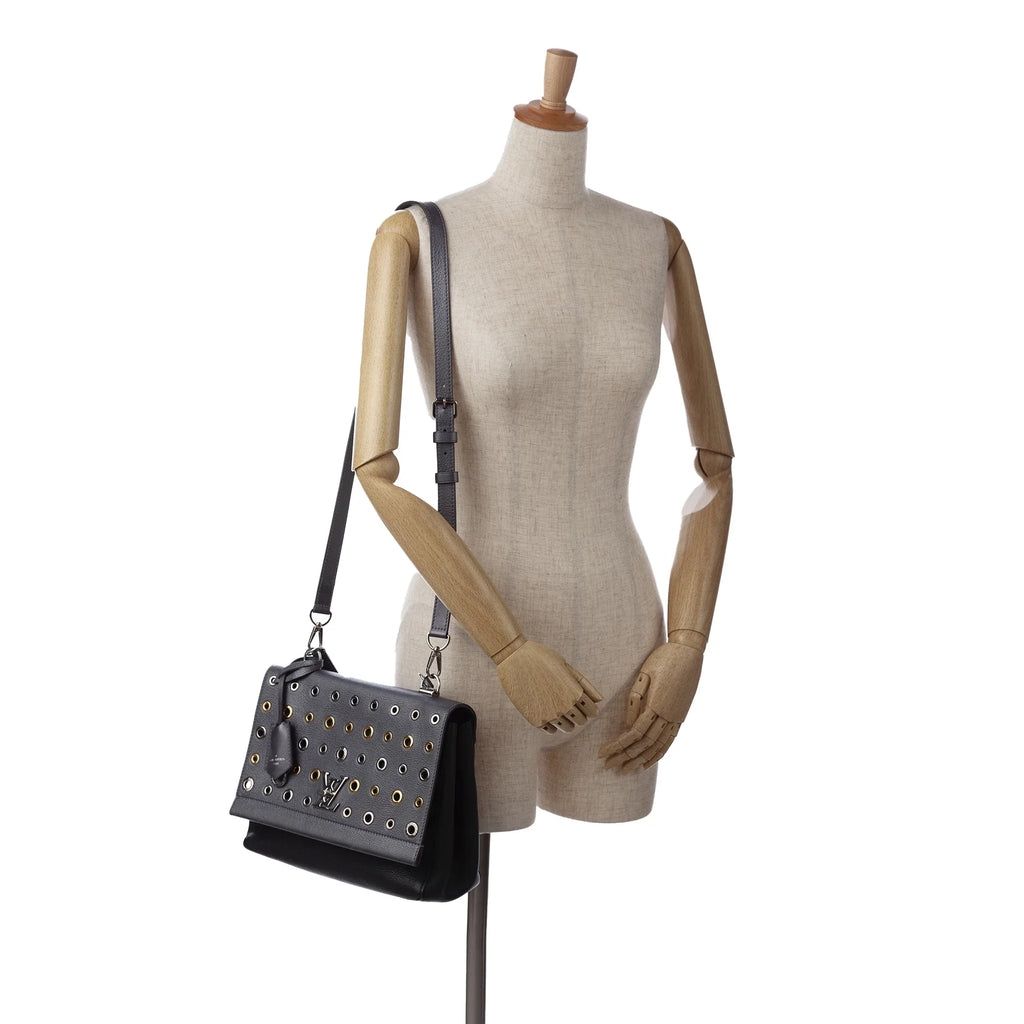 Leather Authenticated (Good) Gray Calf Pre-Owned Vuitton LockMe II Satchel Louis Unisex Eyelet