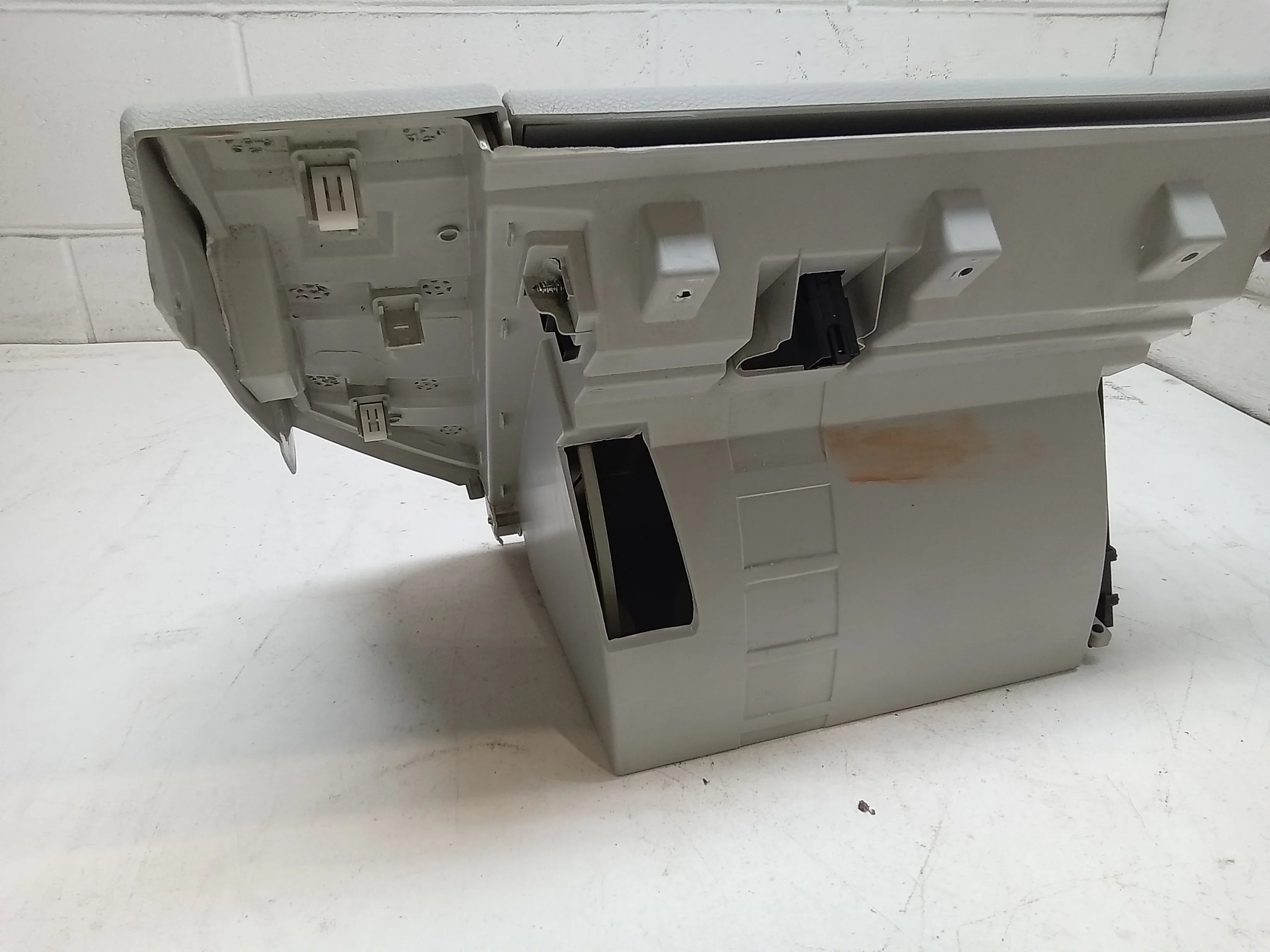 Glove Renegade Box Pre-Owned (Good) OEM Jeep 17