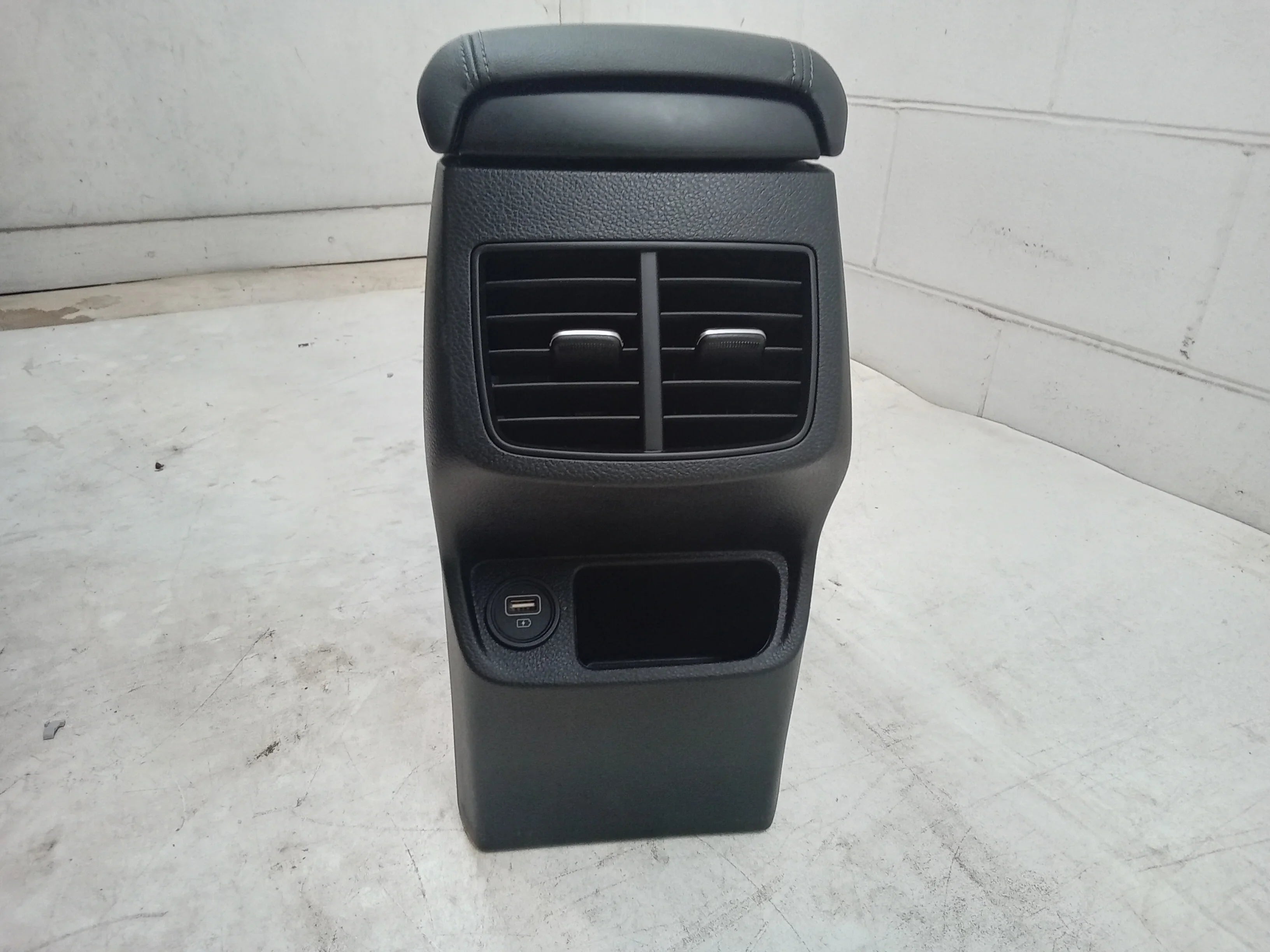 USB 21 Ports Console Pre-Owned OEM Seltos And Phone (Good) W/ Charger Floor Kia Center